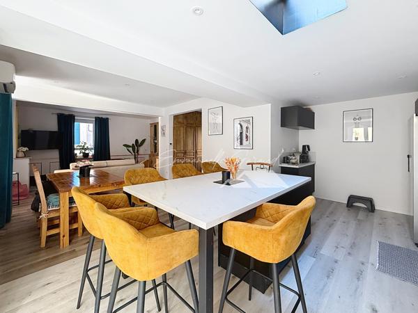 Millau (12100) Quartier gare // Maison de ville // 6 chambres // 2 terrasses // Stationnements privés