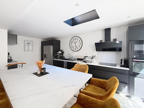 Millau (12100) Quartier gare // Maison de ville // 6 chambres // 2 terrasses // Stationnements privés