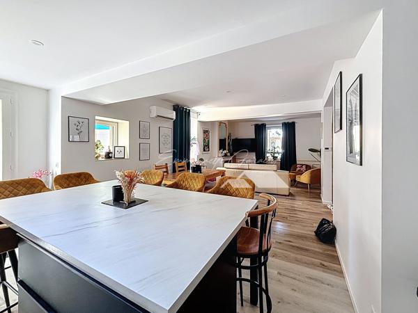 Millau (12100) Quartier gare // Maison de ville // 6 chambres // 2 terrasses // Stationnements privés