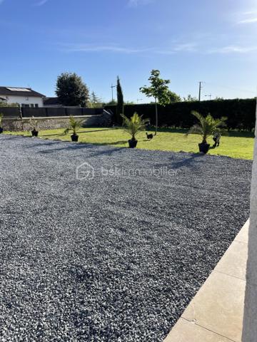 Maison plein pied rénovée 

Dans un environnement agréable, venez découvrir cette maison contemporaine de 83m2 entièrement rénovée  en 2021, offrant des prestations actuelles, une excellente fonctionnalité et un beau potentiel d'agrandissement.

L'intérieur a été pensé pour privilégier les volumes et la convivialité. La pièce principale, lumineuse et chaleureuse, accueille une cuisine moderne entièrement aménagée et équipée, ouverte sur l'espace repas. Le poêle à granulés assure un confort optimal.
Une entrée de 4m2 avec placard.

 Un salon indépendant  complète cet espace de vie.

L'espace nuit se compose de deux chambres confortables une de 12,51m2 et une de 10m2 ainsi que d'une salle d'eau avec douche a l’italienne et meuble double vasques.

Attenant à l'habitation, le garage de 33m2 offre un espace pratique pour stationner un véhicule, aménager un atelier ou bénéficier d'un important volume de rangement.
À l'extérieur, le terrain de 2329m2 séduira les amateurs de grands espaces. Vous pourrez y créer un jardin paysager, une piscine, un potager ou tout autre projet selon vos envies.

Un  grenier aménageable de 130m2  représentent un véritable atout supplémentaire  permettant  d'augmenter la surface habitable et de créer plusieurs pièces supplémentaires, un investissement idéal pour accompagner l'évolution de votre famille.

Les atouts de cette propriété
    • rénovée en 2021
    • Maison en excellent état, habitable immédiatement
    • Cuisine contemporaine aménagée et équipée
    • Chauffage par poêle à granulés
    • Garage attenant
    • Combles aménageables
    • Terrain de 2 329 m²
    • Assainissement collectif (tout-à-l'égout)
      
Une maison récente, évolutive et parfaitement entretenue, idéale pour ceux qui recherchent un cadre de vie paisible sans renoncer au confort moderne.Contactez-moi dès aujourd'hui pour organiser une visite et découvrir tout le potentiel de cette belle propriété.
