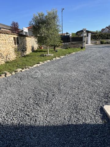 Maison plein pied rénovée 

Dans un environnement agréable, venez découvrir cette maison contemporaine de 83m2 entièrement rénovée  en 2021, offrant des prestations actuelles, une excellente fonctionnalité et un beau potentiel d'agrandissement.

L'intérieur a été pensé pour privilégier les volumes et la convivialité. La pièce principale, lumineuse et chaleureuse, accueille une cuisine moderne entièrement aménagée et équipée, ouverte sur l'espace repas. Le poêle à granulés assure un confort optimal.
Une entrée de 4m2 avec placard.

 Un salon indépendant  complète cet espace de vie.

L'espace nuit se compose de deux chambres confortables une de 12,51m2 et une de 10m2 ainsi que d'une salle d'eau avec douche a l’italienne et meuble double vasques.

Attenant à l'habitation, le garage de 33m2 offre un espace pratique pour stationner un véhicule, aménager un atelier ou bénéficier d'un important volume de rangement.
À l'extérieur, le terrain de 2329m2 séduira les amateurs de grands espaces. Vous pourrez y créer un jardin paysager, une piscine, un potager ou tout autre projet selon vos envies.

Un  grenier aménageable de 130m2  représentent un véritable atout supplémentaire  permettant  d'augmenter la surface habitable et de créer plusieurs pièces supplémentaires, un investissement idéal pour accompagner l'évolution de votre famille.

Les atouts de cette propriété
    • rénovée en 2021
    • Maison en excellent état, habitable immédiatement
    • Cuisine contemporaine aménagée et équipée
    • Chauffage par poêle à granulés
    • Garage attenant
    • Combles aménageables
    • Terrain de 2 329 m²
    • Assainissement collectif (tout-à-l'égout)
      
Une maison récente, évolutive et parfaitement entretenue, idéale pour ceux qui recherchent un cadre de vie paisible sans renoncer au confort moderne.Contactez-moi dès aujourd'hui pour organiser une visite et découvrir tout le potentiel de cette belle propriété.