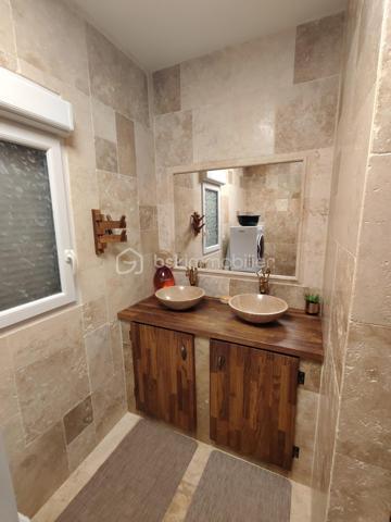 Maison plein pied rénovée 

Dans un environnement agréable, venez découvrir cette maison contemporaine de 83m2 entièrement rénovée  en 2021, offrant des prestations actuelles, une excellente fonctionnalité et un beau potentiel d'agrandissement.

L'intérieur a été pensé pour privilégier les volumes et la convivialité. La pièce principale, lumineuse et chaleureuse, accueille une cuisine moderne entièrement aménagée et équipée, ouverte sur l'espace repas. Le poêle à granulés assure un confort optimal.
Une entrée de 4m2 avec placard.

 Un salon indépendant  complète cet espace de vie.

L'espace nuit se compose de deux chambres confortables une de 12,51m2 et une de 10m2 ainsi que d'une salle d'eau avec douche a l’italienne et meuble double vasques.

Attenant à l'habitation, le garage de 33m2 offre un espace pratique pour stationner un véhicule, aménager un atelier ou bénéficier d'un important volume de rangement.
À l'extérieur, le terrain de 2329m2 séduira les amateurs de grands espaces. Vous pourrez y créer un jardin paysager, une piscine, un potager ou tout autre projet selon vos envies.

Un  grenier aménageable de 130m2  représentent un véritable atout supplémentaire  permettant  d'augmenter la surface habitable et de créer plusieurs pièces supplémentaires, un investissement idéal pour accompagner l'évolution de votre famille.

Les atouts de cette propriété
    • rénovée en 2021
    • Maison en excellent état, habitable immédiatement
    • Cuisine contemporaine aménagée et équipée
    • Chauffage par poêle à granulés
    • Garage attenant
    • Combles aménageables
    • Terrain de 2 329 m²
    • Assainissement collectif (tout-à-l'égout)
      
Une maison récente, évolutive et parfaitement entretenue, idéale pour ceux qui recherchent un cadre de vie paisible sans renoncer au confort moderne.Contactez-moi dès aujourd'hui pour organiser une visite et découvrir tout le potentiel de cette belle propriété.
