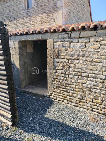 Maison plein pied rénovée 

Dans un environnement agréable, venez découvrir cette maison contemporaine de 83m2 entièrement rénovée  en 2021, offrant des prestations actuelles, une excellente fonctionnalité et un beau potentiel d'agrandissement.

L'intérieur a été pensé pour privilégier les volumes et la convivialité. La pièce principale, lumineuse et chaleureuse, accueille une cuisine moderne entièrement aménagée et équipée, ouverte sur l'espace repas. Le poêle à granulés assure un confort optimal.
Une entrée de 4m2 avec placard.

 Un salon indépendant  complète cet espace de vie.

L'espace nuit se compose de deux chambres confortables une de 12,51m2 et une de 10m2 ainsi que d'une salle d'eau avec douche a l’italienne et meuble double vasques.

Attenant à l'habitation, le garage de 33m2 offre un espace pratique pour stationner un véhicule, aménager un atelier ou bénéficier d'un important volume de rangement.
À l'extérieur, le terrain de 2329m2 séduira les amateurs de grands espaces. Vous pourrez y créer un jardin paysager, une piscine, un potager ou tout autre projet selon vos envies.

Un  grenier aménageable de 130m2  représentent un véritable atout supplémentaire  permettant  d'augmenter la surface habitable et de créer plusieurs pièces supplémentaires, un investissement idéal pour accompagner l'évolution de votre famille.

Les atouts de cette propriété
    • rénovée en 2021
    • Maison en excellent état, habitable immédiatement
    • Cuisine contemporaine aménagée et équipée
    • Chauffage par poêle à granulés
    • Garage attenant
    • Combles aménageables
    • Terrain de 2 329 m²
    • Assainissement collectif (tout-à-l'égout)
      
Une maison récente, évolutive et parfaitement entretenue, idéale pour ceux qui recherchent un cadre de vie paisible sans renoncer au confort moderne.Contactez-moi dès aujourd'hui pour organiser une visite et découvrir tout le potentiel de cette belle propriété.