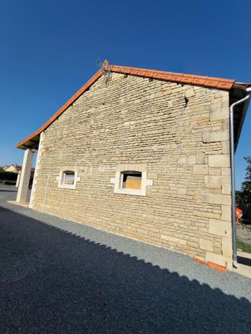 Maison plein pied rénovée 

Dans un environnement agréable, venez découvrir cette maison contemporaine de 83m2 entièrement rénovée  en 2021, offrant des prestations actuelles, une excellente fonctionnalité et un beau potentiel d'agrandissement.

L'intérieur a été pensé pour privilégier les volumes et la convivialité. La pièce principale, lumineuse et chaleureuse, accueille une cuisine moderne entièrement aménagée et équipée, ouverte sur l'espace repas. Le poêle à granulés assure un confort optimal.
Une entrée de 4m2 avec placard.

 Un salon indépendant  complète cet espace de vie.

L'espace nuit se compose de deux chambres confortables une de 12,51m2 et une de 10m2 ainsi que d'une salle d'eau avec douche a l’italienne et meuble double vasques.

Attenant à l'habitation, le garage de 33m2 offre un espace pratique pour stationner un véhicule, aménager un atelier ou bénéficier d'un important volume de rangement.
À l'extérieur, le terrain de 2329m2 séduira les amateurs de grands espaces. Vous pourrez y créer un jardin paysager, une piscine, un potager ou tout autre projet selon vos envies.

Un  grenier aménageable de 130m2  représentent un véritable atout supplémentaire  permettant  d'augmenter la surface habitable et de créer plusieurs pièces supplémentaires, un investissement idéal pour accompagner l'évolution de votre famille.

Les atouts de cette propriété
    • rénovée en 2021
    • Maison en excellent état, habitable immédiatement
    • Cuisine contemporaine aménagée et équipée
    • Chauffage par poêle à granulés
    • Garage attenant
    • Combles aménageables
    • Terrain de 2 329 m²
    • Assainissement collectif (tout-à-l'égout)
      
Une maison récente, évolutive et parfaitement entretenue, idéale pour ceux qui recherchent un cadre de vie paisible sans renoncer au confort moderne.Contactez-moi dès aujourd'hui pour organiser une visite et découvrir tout le potentiel de cette belle propriété.
