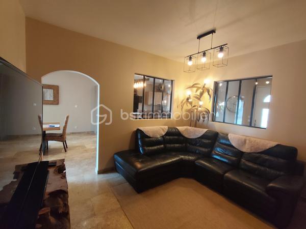 Maison plein pied rénovée 

Dans un environnement agréable, venez découvrir cette maison contemporaine de 83m2 entièrement rénovée  en 2021, offrant des prestations actuelles, une excellente fonctionnalité et un beau potentiel d'agrandissement.

L'intérieur a été pensé pour privilégier les volumes et la convivialité. La pièce principale, lumineuse et chaleureuse, accueille une cuisine moderne entièrement aménagée et équipée, ouverte sur l'espace repas. Le poêle à granulés assure un confort optimal.
Une entrée de 4m2 avec placard.

 Un salon indépendant  complète cet espace de vie.

L'espace nuit se compose de deux chambres confortables une de 12,51m2 et une de 10m2 ainsi que d'une salle d'eau avec douche a l’italienne et meuble double vasques.

Attenant à l'habitation, le garage de 33m2 offre un espace pratique pour stationner un véhicule, aménager un atelier ou bénéficier d'un important volume de rangement.
À l'extérieur, le terrain de 2329m2 séduira les amateurs de grands espaces. Vous pourrez y créer un jardin paysager, une piscine, un potager ou tout autre projet selon vos envies.

Un  grenier aménageable de 130m2  représentent un véritable atout supplémentaire  permettant  d'augmenter la surface habitable et de créer plusieurs pièces supplémentaires, un investissement idéal pour accompagner l'évolution de votre famille.

Les atouts de cette propriété
    • rénovée en 2021
    • Maison en excellent état, habitable immédiatement
    • Cuisine contemporaine aménagée et équipée
    • Chauffage par poêle à granulés
    • Garage attenant
    • Combles aménageables
    • Terrain de 2 329 m²
    • Assainissement collectif (tout-à-l'égout)
      
Une maison récente, évolutive et parfaitement entretenue, idéale pour ceux qui recherchent un cadre de vie paisible sans renoncer au confort moderne.Contactez-moi dès aujourd'hui pour organiser une visite et découvrir tout le potentiel de cette belle propriété.