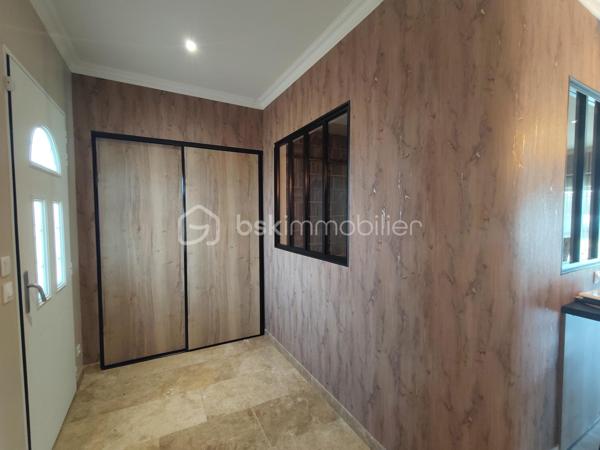 Maison plein pied rénovée 

Dans un environnement agréable, venez découvrir cette maison contemporaine de 83m2 entièrement rénovée  en 2021, offrant des prestations actuelles, une excellente fonctionnalité et un beau potentiel d'agrandissement.

L'intérieur a été pensé pour privilégier les volumes et la convivialité. La pièce principale, lumineuse et chaleureuse, accueille une cuisine moderne entièrement aménagée et équipée, ouverte sur l'espace repas. Le poêle à granulés assure un confort optimal.
Une entrée de 4m2 avec placard.

 Un salon indépendant  complète cet espace de vie.

L'espace nuit se compose de deux chambres confortables une de 12,51m2 et une de 10m2 ainsi que d'une salle d'eau avec douche a l’italienne et meuble double vasques.

Attenant à l'habitation, le garage de 33m2 offre un espace pratique pour stationner un véhicule, aménager un atelier ou bénéficier d'un important volume de rangement.
À l'extérieur, le terrain de 2329m2 séduira les amateurs de grands espaces. Vous pourrez y créer un jardin paysager, une piscine, un potager ou tout autre projet selon vos envies.

Un  grenier aménageable de 130m2  représentent un véritable atout supplémentaire  permettant  d'augmenter la surface habitable et de créer plusieurs pièces supplémentaires, un investissement idéal pour accompagner l'évolution de votre famille.

Les atouts de cette propriété
    • rénovée en 2021
    • Maison en excellent état, habitable immédiatement
    • Cuisine contemporaine aménagée et équipée
    • Chauffage par poêle à granulés
    • Garage attenant
    • Combles aménageables
    • Terrain de 2 329 m²
    • Assainissement collectif (tout-à-l'égout)
      
Une maison récente, évolutive et parfaitement entretenue, idéale pour ceux qui recherchent un cadre de vie paisible sans renoncer au confort moderne.Contactez-moi dès aujourd'hui pour organiser une visite et découvrir tout le potentiel de cette belle propriété.