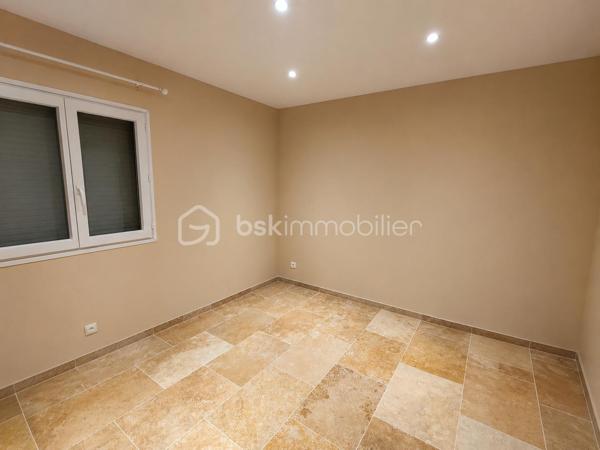 Maison plein pied rénovée 

Dans un environnement agréable, venez découvrir cette maison contemporaine de 83m2 entièrement rénovée  en 2021, offrant des prestations actuelles, une excellente fonctionnalité et un beau potentiel d'agrandissement.

L'intérieur a été pensé pour privilégier les volumes et la convivialité. La pièce principale, lumineuse et chaleureuse, accueille une cuisine moderne entièrement aménagée et équipée, ouverte sur l'espace repas. Le poêle à granulés assure un confort optimal.
Une entrée de 4m2 avec placard.

 Un salon indépendant  complète cet espace de vie.

L'espace nuit se compose de deux chambres confortables une de 12,51m2 et une de 10m2 ainsi que d'une salle d'eau avec douche a l’italienne et meuble double vasques.

Attenant à l'habitation, le garage de 33m2 offre un espace pratique pour stationner un véhicule, aménager un atelier ou bénéficier d'un important volume de rangement.
À l'extérieur, le terrain de 2329m2 séduira les amateurs de grands espaces. Vous pourrez y créer un jardin paysager, une piscine, un potager ou tout autre projet selon vos envies.

Un  grenier aménageable de 130m2  représentent un véritable atout supplémentaire  permettant  d'augmenter la surface habitable et de créer plusieurs pièces supplémentaires, un investissement idéal pour accompagner l'évolution de votre famille.

Les atouts de cette propriété
    • rénovée en 2021
    • Maison en excellent état, habitable immédiatement
    • Cuisine contemporaine aménagée et équipée
    • Chauffage par poêle à granulés
    • Garage attenant
    • Combles aménageables
    • Terrain de 2 329 m²
    • Assainissement collectif (tout-à-l'égout)
      
Une maison récente, évolutive et parfaitement entretenue, idéale pour ceux qui recherchent un cadre de vie paisible sans renoncer au confort moderne.Contactez-moi dès aujourd'hui pour organiser une visite et découvrir tout le potentiel de cette belle propriété.