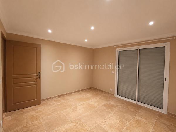 Maison plein pied rénovée 

Dans un environnement agréable, venez découvrir cette maison contemporaine de 83m2 entièrement rénovée  en 2021, offrant des prestations actuelles, une excellente fonctionnalité et un beau potentiel d'agrandissement.

L'intérieur a été pensé pour privilégier les volumes et la convivialité. La pièce principale, lumineuse et chaleureuse, accueille une cuisine moderne entièrement aménagée et équipée, ouverte sur l'espace repas. Le poêle à granulés assure un confort optimal.
Une entrée de 4m2 avec placard.

 Un salon indépendant  complète cet espace de vie.

L'espace nuit se compose de deux chambres confortables une de 12,51m2 et une de 10m2 ainsi que d'une salle d'eau avec douche a l’italienne et meuble double vasques.

Attenant à l'habitation, le garage de 33m2 offre un espace pratique pour stationner un véhicule, aménager un atelier ou bénéficier d'un important volume de rangement.
À l'extérieur, le terrain de 2329m2 séduira les amateurs de grands espaces. Vous pourrez y créer un jardin paysager, une piscine, un potager ou tout autre projet selon vos envies.

Un  grenier aménageable de 130m2  représentent un véritable atout supplémentaire  permettant  d'augmenter la surface habitable et de créer plusieurs pièces supplémentaires, un investissement idéal pour accompagner l'évolution de votre famille.

Les atouts de cette propriété
    • rénovée en 2021
    • Maison en excellent état, habitable immédiatement
    • Cuisine contemporaine aménagée et équipée
    • Chauffage par poêle à granulés
    • Garage attenant
    • Combles aménageables
    • Terrain de 2 329 m²
    • Assainissement collectif (tout-à-l'égout)
      
Une maison récente, évolutive et parfaitement entretenue, idéale pour ceux qui recherchent un cadre de vie paisible sans renoncer au confort moderne.Contactez-moi dès aujourd'hui pour organiser une visite et découvrir tout le potentiel de cette belle propriété.