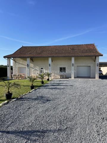 Maison plein pied rénovée 

Dans un environnement agréable, venez découvrir cette maison contemporaine de 83m2 entièrement rénovée  en 2021, offrant des prestations actuelles, une excellente fonctionnalité et un beau potentiel d'agrandissement.

L'intérieur a été pensé pour privilégier les volumes et la convivialité. La pièce principale, lumineuse et chaleureuse, accueille une cuisine moderne entièrement aménagée et équipée, ouverte sur l'espace repas. Le poêle à granulés assure un confort optimal.
Une entrée de 4m2 avec placard.

 Un salon indépendant  complète cet espace de vie.

L'espace nuit se compose de deux chambres confortables une de 12,51m2 et une de 10m2 ainsi que d'une salle d'eau avec douche a l’italienne et meuble double vasques.

Attenant à l'habitation, le garage de 33m2 offre un espace pratique pour stationner un véhicule, aménager un atelier ou bénéficier d'un important volume de rangement.
À l'extérieur, le terrain de 2329m2 séduira les amateurs de grands espaces. Vous pourrez y créer un jardin paysager, une piscine, un potager ou tout autre projet selon vos envies.

Un  grenier aménageable de 130m2  représentent un véritable atout supplémentaire  permettant  d'augmenter la surface habitable et de créer plusieurs pièces supplémentaires, un investissement idéal pour accompagner l'évolution de votre famille.

Les atouts de cette propriété
    • rénovée en 2021
    • Maison en excellent état, habitable immédiatement
    • Cuisine contemporaine aménagée et équipée
    • Chauffage par poêle à granulés
    • Garage attenant
    • Combles aménageables
    • Terrain de 2 329 m²
    • Assainissement collectif (tout-à-l'égout)
      
Une maison récente, évolutive et parfaitement entretenue, idéale pour ceux qui recherchent un cadre de vie paisible sans renoncer au confort moderne.Contactez-moi dès aujourd'hui pour organiser une visite et découvrir tout le potentiel de cette belle propriété.