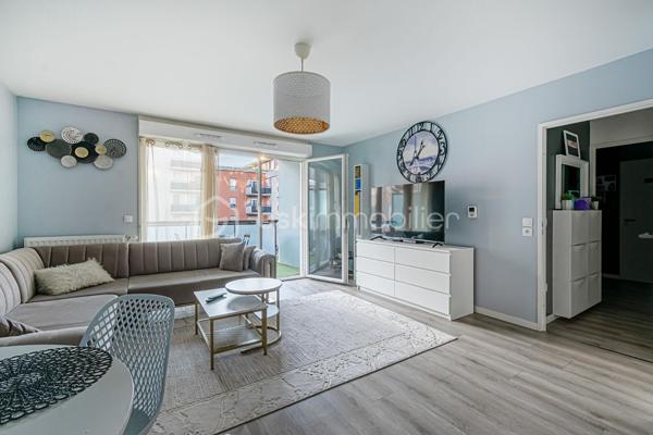 Karima KARECHE vous propose un appartement F3 récent (2018)

Découvrez cet élégant appartement type F3 de 64 m² dans un secteur calme et verdoyant, situé au 1er étage avec ascenseur d'une résidence
récente bien sécurisée par des caméras de surveillance . Un secteur très recherché , proche des transports (T9, métro ligne 15
prochainement), RER C ) , les écoles, les commerces et les grands axes routiers.

Dès l'entrée, spacieuse et dotée d'un grand placard, le bien se déploie de part et d'autre :

À gauche : un vaste séjour  aéré, idéal pour vos réceptions, baigné de lumière, donnant accès à un joli balcon offrant une belle vue sur le jardin de la copropriété
 sans vis à vis et une cuisine équipée ouverte vous promet des moments conviviaux en famille. 

À droite : l'espace nuit, avec deux chambres lumineuses et spacieuses de 11 et 12 m2 chacune, une salle de bain avec baignoire, ainsi que des toilettes séparées.

Un box au sous sol complète ce bien et des locaux  annexes sont aussi sécurisés pour les vélos et les poussettes .

L'immeuble dispose également d'un grand ascenseur , des espaces verts et des parties communes bien entretenus.
Charges annuelles de copropriété : 2 160€.