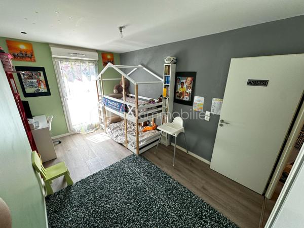 Karima KARECHE vous propose un appartement F3 récent (2018)

Découvrez cet élégant appartement type F3 de 64 m² dans un secteur calme et verdoyant, situé au 1er étage avec ascenseur d'une résidence
récente bien sécurisée par des caméras de surveillance . Un secteur très recherché , proche des transports (T9, métro ligne 15
prochainement), RER C ) , les écoles, les commerces et les grands axes routiers.

Dès l'entrée, spacieuse et dotée d'un grand placard, le bien se déploie de part et d'autre :

À gauche : un vaste séjour  aéré, idéal pour vos réceptions, baigné de lumière, donnant accès à un joli balcon offrant une belle vue sur le jardin de la copropriété
 sans vis à vis et une cuisine équipée ouverte vous promet des moments conviviaux en famille. 

À droite : l'espace nuit, avec deux chambres lumineuses et spacieuses de 11 et 12 m2 chacune, une salle de bain avec baignoire, ainsi que des toilettes séparées.

Un box au sous sol complète ce bien et des locaux  annexes sont aussi sécurisés pour les vélos et les poussettes .

L'immeuble dispose également d'un grand ascenseur , des espaces verts et des parties communes bien entretenus.
Charges annuelles de copropriété : 2 160€.