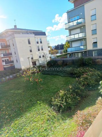 Karima KARECHE vous propose un appartement F3 récent (2018)

Découvrez cet élégant appartement type F3 de 64 m² dans un secteur calme et verdoyant, situé au 1er étage avec ascenseur d'une résidence
récente bien sécurisée par des caméras de surveillance . Un secteur très recherché , proche des transports (T9, métro ligne 15
prochainement), RER C ) , les écoles, les commerces et les grands axes routiers.

Dès l'entrée, spacieuse et dotée d'un grand placard, le bien se déploie de part et d'autre :

À gauche : un vaste séjour  aéré, idéal pour vos réceptions, baigné de lumière, donnant accès à un joli balcon offrant une belle vue sur le jardin de la copropriété
 sans vis à vis et une cuisine équipée ouverte vous promet des moments conviviaux en famille. 

À droite : l'espace nuit, avec deux chambres lumineuses et spacieuses de 11 et 12 m2 chacune, une salle de bain avec baignoire, ainsi que des toilettes séparées.

Un box au sous sol complète ce bien et des locaux  annexes sont aussi sécurisés pour les vélos et les poussettes .

L'immeuble dispose également d'un grand ascenseur , des espaces verts et des parties communes bien entretenus.
Charges annuelles de copropriété : 2 160€.
