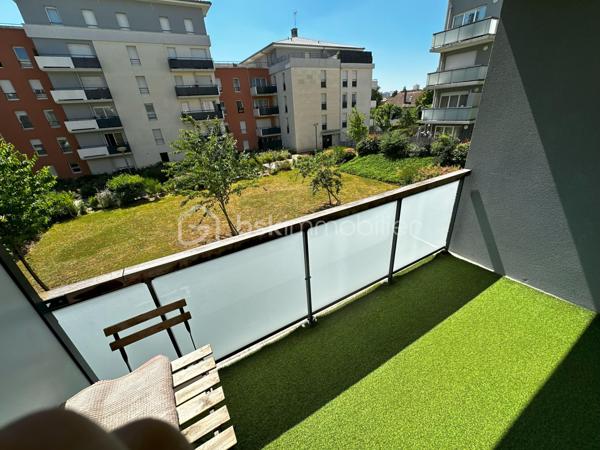 Karima KARECHE vous propose un appartement F3 récent (2018)

Découvrez cet élégant appartement type F3 de 64 m² dans un secteur calme et verdoyant, situé au 1er étage avec ascenseur d'une résidence
récente bien sécurisée par des caméras de surveillance . Un secteur très recherché , proche des transports (T9, métro ligne 15
prochainement), RER C ) , les écoles, les commerces et les grands axes routiers.

Dès l'entrée, spacieuse et dotée d'un grand placard, le bien se déploie de part et d'autre :

À gauche : un vaste séjour  aéré, idéal pour vos réceptions, baigné de lumière, donnant accès à un joli balcon offrant une belle vue sur le jardin de la copropriété
 sans vis à vis et une cuisine équipée ouverte vous promet des moments conviviaux en famille. 

À droite : l'espace nuit, avec deux chambres lumineuses et spacieuses de 11 et 12 m2 chacune, une salle de bain avec baignoire, ainsi que des toilettes séparées.

Un box au sous sol complète ce bien et des locaux  annexes sont aussi sécurisés pour les vélos et les poussettes .

L'immeuble dispose également d'un grand ascenseur , des espaces verts et des parties communes bien entretenus.
Charges annuelles de copropriété : 2 160€.