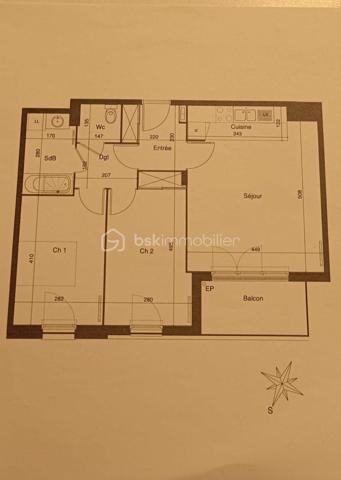 Karima KARECHE vous propose un appartement F3 récent (2018)

Découvrez cet élégant appartement type F3 de 64 m² dans un secteur calme et verdoyant, situé au 1er étage avec ascenseur d'une résidence
récente bien sécurisée par des caméras de surveillance . Un secteur très recherché , proche des transports (T9, métro ligne 15
prochainement), RER C ) , les écoles, les commerces et les grands axes routiers.

Dès l'entrée, spacieuse et dotée d'un grand placard, le bien se déploie de part et d'autre :

À gauche : un vaste séjour  aéré, idéal pour vos réceptions, baigné de lumière, donnant accès à un joli balcon offrant une belle vue sur le jardin de la copropriété
 sans vis à vis et une cuisine équipée ouverte vous promet des moments conviviaux en famille. 

À droite : l'espace nuit, avec deux chambres lumineuses et spacieuses de 11 et 12 m2 chacune, une salle de bain avec baignoire, ainsi que des toilettes séparées.

Un box au sous sol complète ce bien et des locaux  annexes sont aussi sécurisés pour les vélos et les poussettes .

L'immeuble dispose également d'un grand ascenseur , des espaces verts et des parties communes bien entretenus.
Charges annuelles de copropriété : 2 160€.