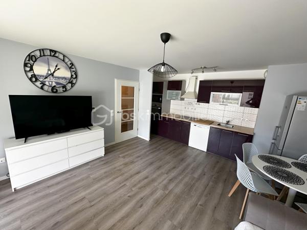 Karima KARECHE vous propose un appartement F3 récent (2018)

Découvrez cet élégant appartement type F3 de 64 m² dans un secteur calme et verdoyant, situé au 1er étage avec ascenseur d'une résidence
récente bien sécurisée par des caméras de surveillance . Un secteur très recherché , proche des transports (T9, métro ligne 15
prochainement), RER C ) , les écoles, les commerces et les grands axes routiers.

Dès l'entrée, spacieuse et dotée d'un grand placard, le bien se déploie de part et d'autre :

À gauche : un vaste séjour  aéré, idéal pour vos réceptions, baigné de lumière, donnant accès à un joli balcon offrant une belle vue sur le jardin de la copropriété
 sans vis à vis et une cuisine équipée ouverte vous promet des moments conviviaux en famille. 

À droite : l'espace nuit, avec deux chambres lumineuses et spacieuses de 11 et 12 m2 chacune, une salle de bain avec baignoire, ainsi que des toilettes séparées.

Un box au sous sol complète ce bien et des locaux  annexes sont aussi sécurisés pour les vélos et les poussettes .

L'immeuble dispose également d'un grand ascenseur , des espaces verts et des parties communes bien entretenus.
Charges annuelles de copropriété : 2 160€.