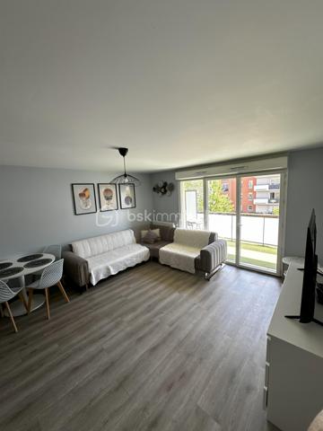 Karima KARECHE vous propose un appartement F3 récent (2018)

Découvrez cet élégant appartement type F3 de 64 m² dans un secteur calme et verdoyant, situé au 1er étage avec ascenseur d'une résidence
récente bien sécurisée par des caméras de surveillance . Un secteur très recherché , proche des transports (T9, métro ligne 15
prochainement), RER C ) , les écoles, les commerces et les grands axes routiers.

Dès l'entrée, spacieuse et dotée d'un grand placard, le bien se déploie de part et d'autre :

À gauche : un vaste séjour  aéré, idéal pour vos réceptions, baigné de lumière, donnant accès à un joli balcon offrant une belle vue sur le jardin de la copropriété
 sans vis à vis et une cuisine équipée ouverte vous promet des moments conviviaux en famille. 

À droite : l'espace nuit, avec deux chambres lumineuses et spacieuses de 11 et 12 m2 chacune, une salle de bain avec baignoire, ainsi que des toilettes séparées.

Un box au sous sol complète ce bien et des locaux  annexes sont aussi sécurisés pour les vélos et les poussettes .

L'immeuble dispose également d'un grand ascenseur , des espaces verts et des parties communes bien entretenus.
Charges annuelles de copropriété : 2 160€.