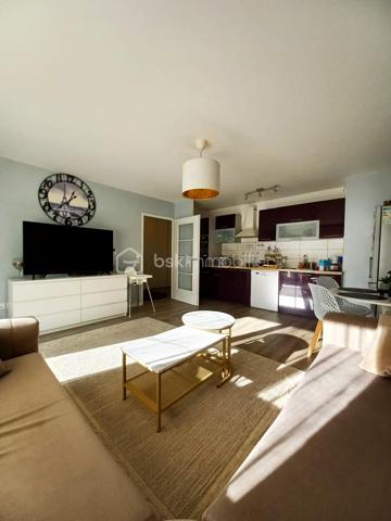 Karima KARECHE vous propose un appartement F3 récent (2018)

Découvrez cet élégant appartement type F3 de 64 m² dans un secteur calme et verdoyant, situé au 1er étage avec ascenseur d'une résidence
récente bien sécurisée par des caméras de surveillance . Un secteur très recherché , proche des transports (T9, métro ligne 15
prochainement), RER C ) , les écoles, les commerces et les grands axes routiers.

Dès l'entrée, spacieuse et dotée d'un grand placard, le bien se déploie de part et d'autre :

À gauche : un vaste séjour  aéré, idéal pour vos réceptions, baigné de lumière, donnant accès à un joli balcon offrant une belle vue sur le jardin de la copropriété
 sans vis à vis et une cuisine équipée ouverte vous promet des moments conviviaux en famille. 

À droite : l'espace nuit, avec deux chambres lumineuses et spacieuses de 11 et 12 m2 chacune, une salle de bain avec baignoire, ainsi que des toilettes séparées.

Un box au sous sol complète ce bien et des locaux  annexes sont aussi sécurisés pour les vélos et les poussettes .

L'immeuble dispose également d'un grand ascenseur , des espaces verts et des parties communes bien entretenus.
Charges annuelles de copropriété : 2 160€.