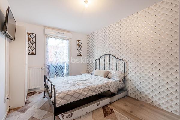 Karima KARECHE vous propose un appartement F3 récent (2018)

Découvrez cet élégant appartement type F3 de 64 m² dans un secteur calme et verdoyant, situé au 1er étage avec ascenseur d'une résidence
récente bien sécurisée par des caméras de surveillance . Un secteur très recherché , proche des transports (T9, métro ligne 15
prochainement), RER C ) , les écoles, les commerces et les grands axes routiers.

Dès l'entrée, spacieuse et dotée d'un grand placard, le bien se déploie de part et d'autre :

À gauche : un vaste séjour  aéré, idéal pour vos réceptions, baigné de lumière, donnant accès à un joli balcon offrant une belle vue sur le jardin de la copropriété
 sans vis à vis et une cuisine équipée ouverte vous promet des moments conviviaux en famille. 

À droite : l'espace nuit, avec deux chambres lumineuses et spacieuses de 11 et 12 m2 chacune, une salle de bain avec baignoire, ainsi que des toilettes séparées.

Un box au sous sol complète ce bien et des locaux  annexes sont aussi sécurisés pour les vélos et les poussettes .

L'immeuble dispose également d'un grand ascenseur , des espaces verts et des parties communes bien entretenus.
Charges annuelles de copropriété : 2 160€.