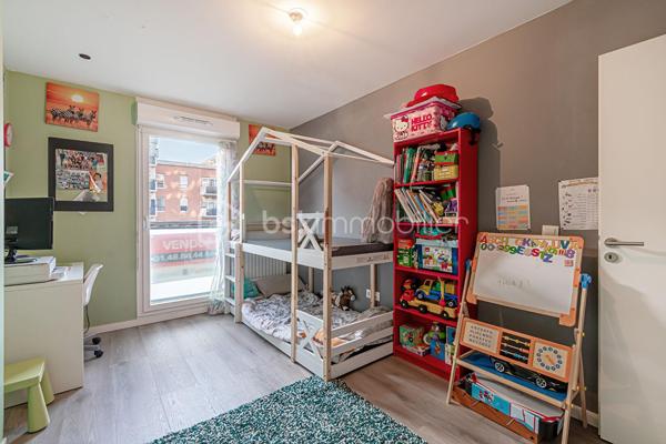 Karima KARECHE vous propose un appartement F3 récent (2018)

Découvrez cet élégant appartement type F3 de 64 m² dans un secteur calme et verdoyant, situé au 1er étage avec ascenseur d'une résidence
récente bien sécurisée par des caméras de surveillance . Un secteur très recherché , proche des transports (T9, métro ligne 15
prochainement), RER C ) , les écoles, les commerces et les grands axes routiers.

Dès l'entrée, spacieuse et dotée d'un grand placard, le bien se déploie de part et d'autre :

À gauche : un vaste séjour  aéré, idéal pour vos réceptions, baigné de lumière, donnant accès à un joli balcon offrant une belle vue sur le jardin de la copropriété
 sans vis à vis et une cuisine équipée ouverte vous promet des moments conviviaux en famille. 

À droite : l'espace nuit, avec deux chambres lumineuses et spacieuses de 11 et 12 m2 chacune, une salle de bain avec baignoire, ainsi que des toilettes séparées.

Un box au sous sol complète ce bien et des locaux  annexes sont aussi sécurisés pour les vélos et les poussettes .

L'immeuble dispose également d'un grand ascenseur , des espaces verts et des parties communes bien entretenus.
Charges annuelles de copropriété : 2 160€.