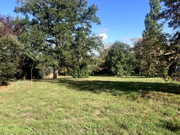 ENSEMBLE IMMOBILIER AVEC MAISON SPACIEUSE ET TERRAINS A BATIR - le Mesnil en Vallee