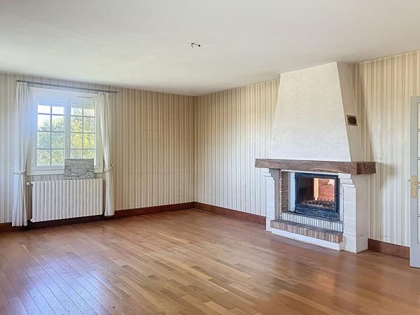 ENSEMBLE IMMOBILIER AVEC MAISON SPACIEUSE ET TERRAINS A BATIR - le Mesnil en Vallee