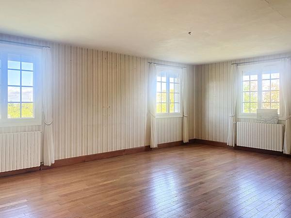 ENSEMBLE IMMOBILIER AVEC MAISON SPACIEUSE ET TERRAINS A BATIR - le Mesnil en Vallee