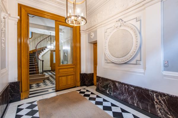 Appartement
         4 pièces
        - 98 m² 1 050 000 € *