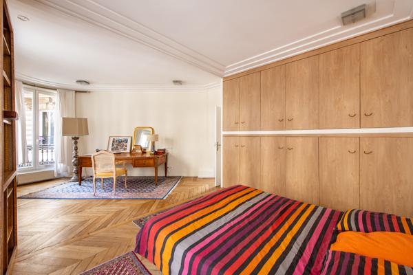 Appartement
         4 pièces
        - 98 m² 1 050 000 € *