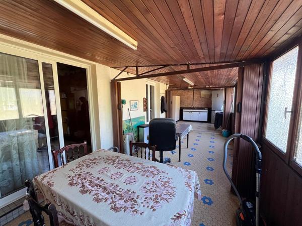 Maison de ville, 3 ch, jardin, garage.