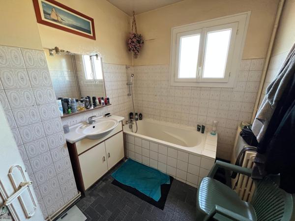 Maison de ville, 3 ch, jardin, garage.