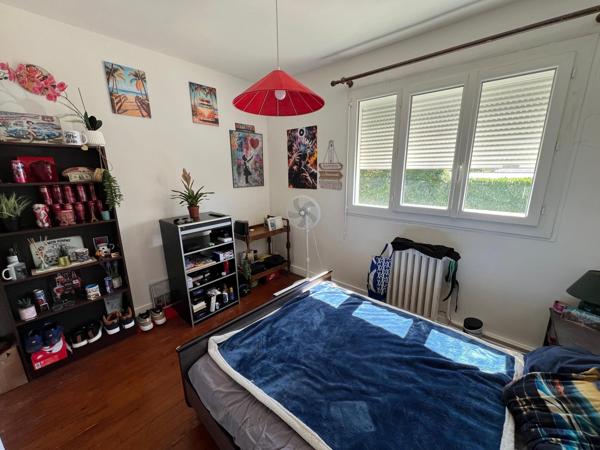 Maison de ville, 3 ch, jardin, garage.