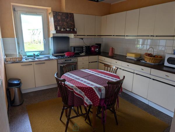 Maison en pierre avec dépendances, hangars, 5000 m2 de terrain