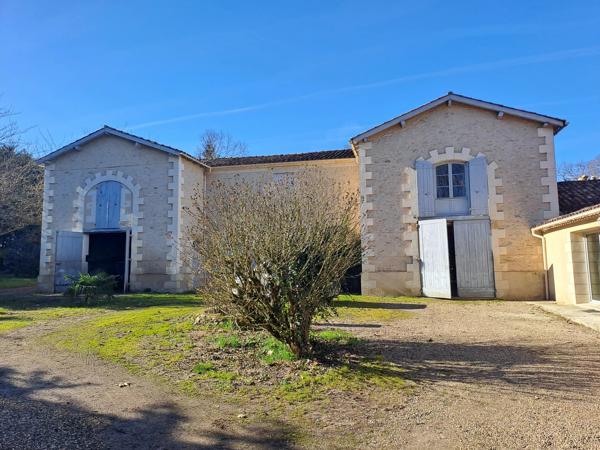 Bel ensemble en pierre sur 4.5 hectares - proche Marmande