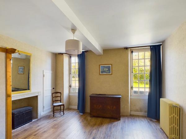 Bel ensemble en pierre sur 4.5 hectares - proche Marmande
