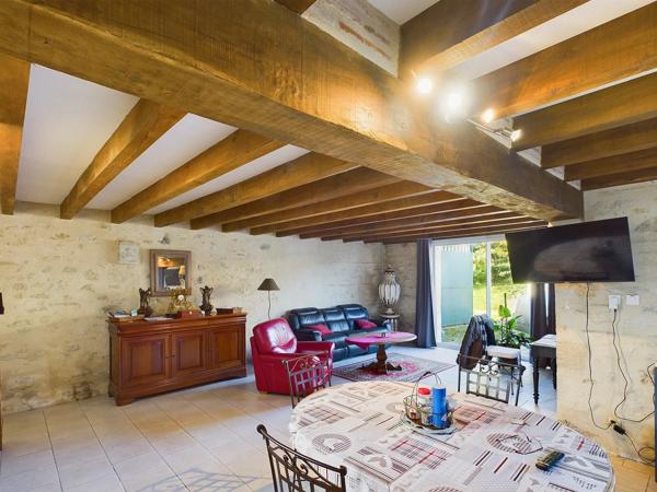 Bel ensemble en pierre sur 4.5 hectares - proche Marmande