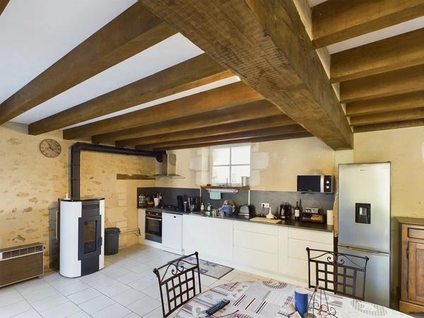 Bel ensemble en pierre sur 4.5 hectares - proche Marmande