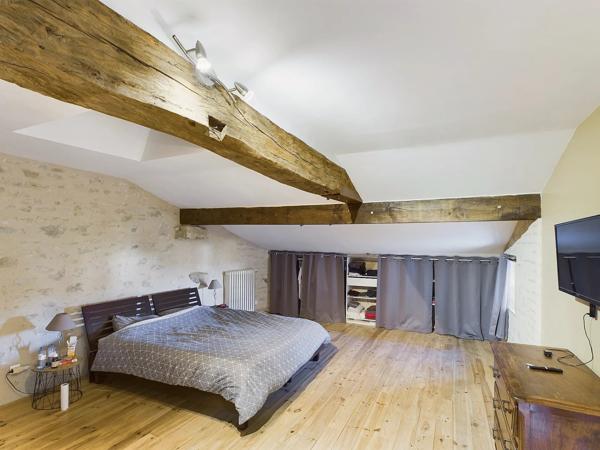 Bel ensemble en pierre sur 4.5 hectares - proche Marmande