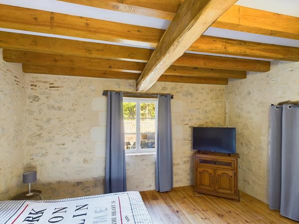 Bel ensemble en pierre sur 4.5 hectares - proche Marmande