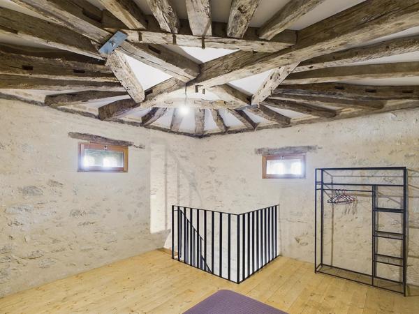 Bel ensemble en pierre sur 4.5 hectares - proche Marmande