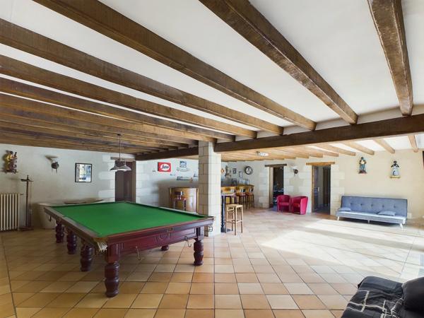 Bel ensemble en pierre sur 4.5 hectares - proche Marmande