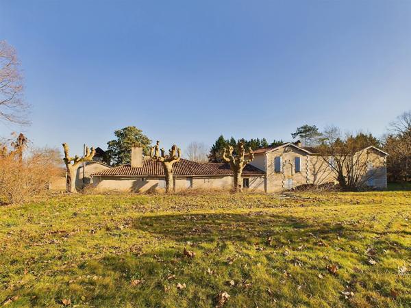 Bel ensemble en pierre sur 4.5 hectares - proche Marmande