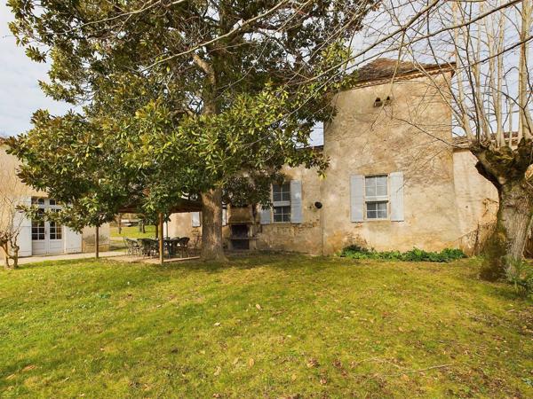 Bel ensemble en pierre sur 4.5 hectares - proche Marmande