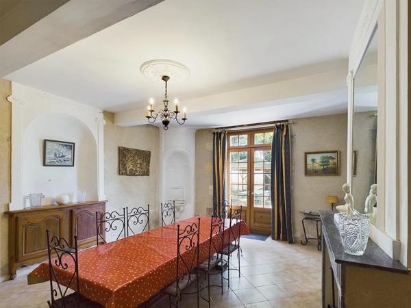 Bel ensemble en pierre sur 4.5 hectares - proche Marmande