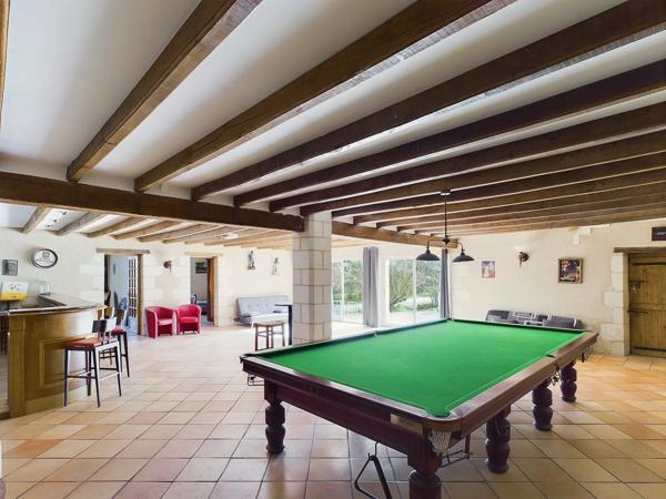 Bel ensemble en pierre sur 4.5 hectares - proche Marmande