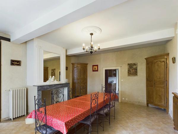 Bel ensemble en pierre sur 4.5 hectares - proche Marmande