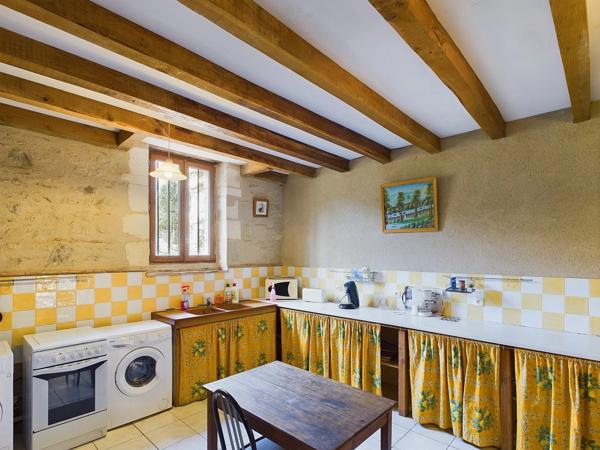 Bel ensemble en pierre sur 4.5 hectares - proche Marmande