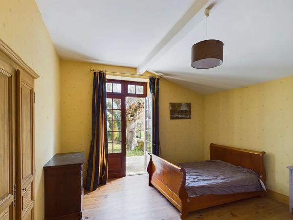 Bel ensemble en pierre sur 4.5 hectares - proche Marmande