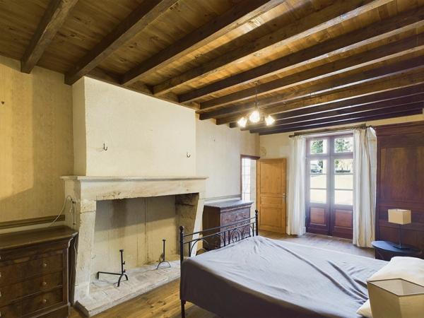 Bel ensemble en pierre sur 4.5 hectares - proche Marmande