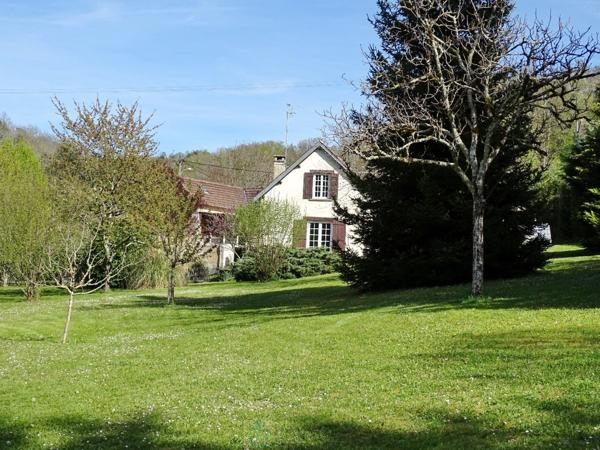 Paisiblement situé à la campagne tout en restant proche des commerces, ce ravissant domaine comprend deux maisons et un studio indépendant.