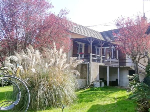 Paisiblement situé à la campagne tout en restant proche des commerces, ce ravissant domaine comprend deux maisons et un studio indépendant.